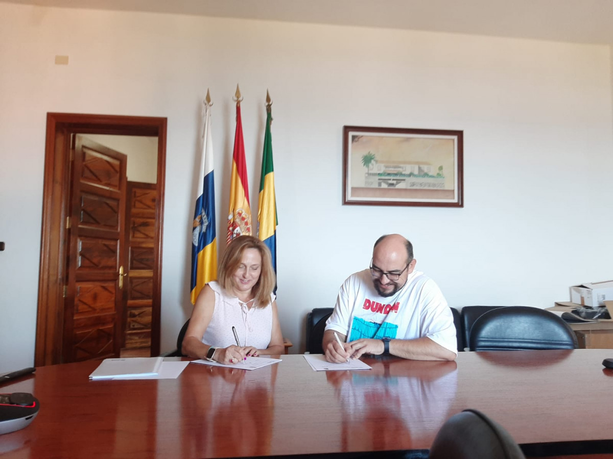 Elisa Hernu00e1ndez y Yeray Rodru00edguez en la firma del convenio