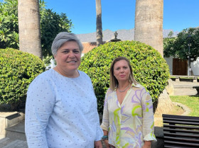 La alcaldesa de Los Llanos de Aridane, Noelia García Leal, y la concejal de Igualdad, Elena Pais