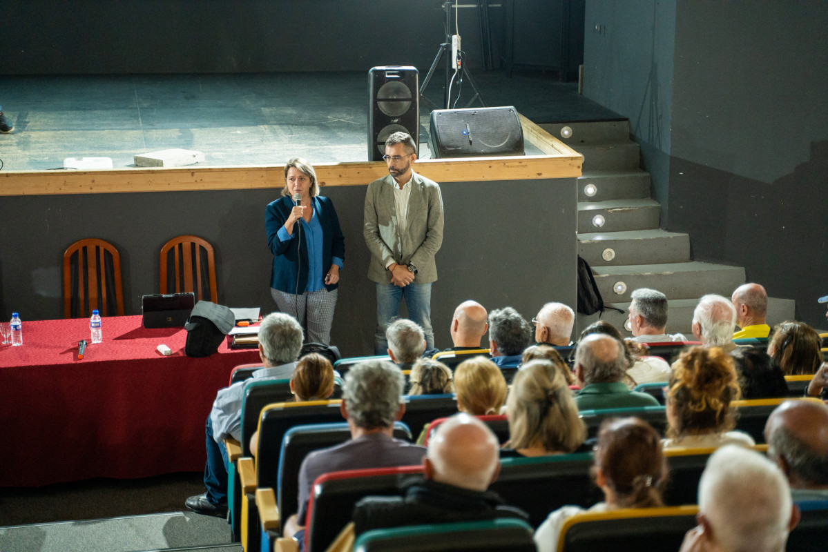 La consejera Alicia Vanoostende explica los avances del estudio a los afectados