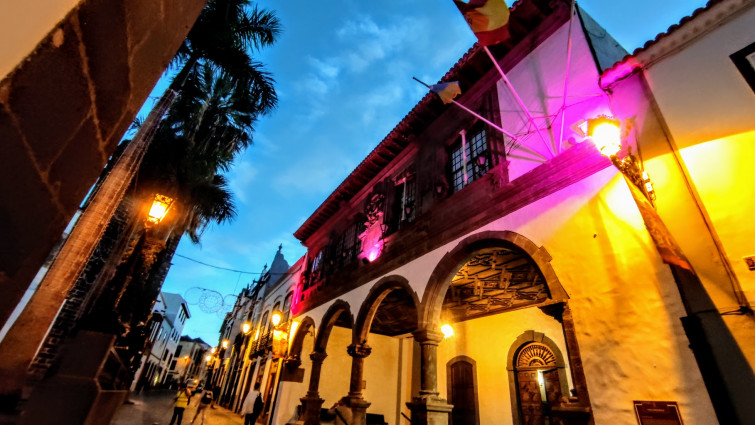 Foto iluminación 25N Ayuntamiento