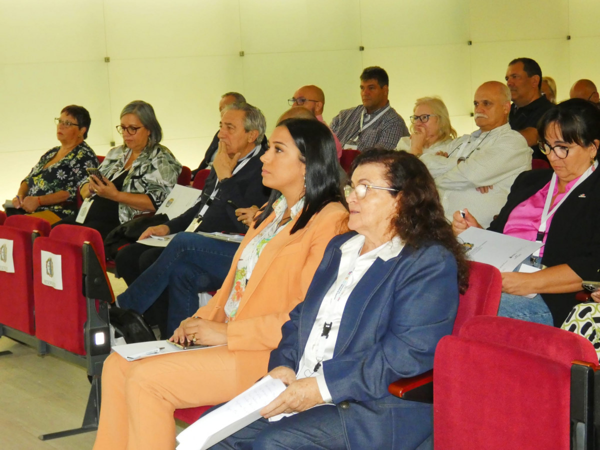 Foto La concejal de Mercado, Carla Rodriu0301guez, junto a la presidenta de la Federaciou0301n de Mercados Tradicionales de Abastos de Espanu0303a, Estefaniu0301a Hernau0301ndez