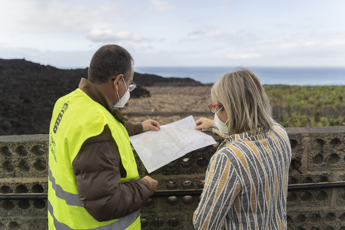 La consejera Alicia Vanoostende durante una visita a las fincas sepultadas por la lava en La Palma