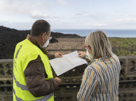 La consejera Alicia Vanoostende durante una visita a las fincas sepultadas por la lava en La Palma