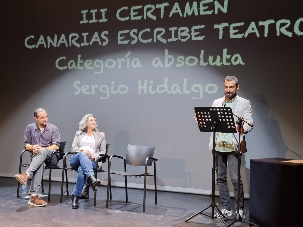 Fotografiu0301a El palmero Sergio Hidalgo recibe el premio Canarias Escribe Teatro