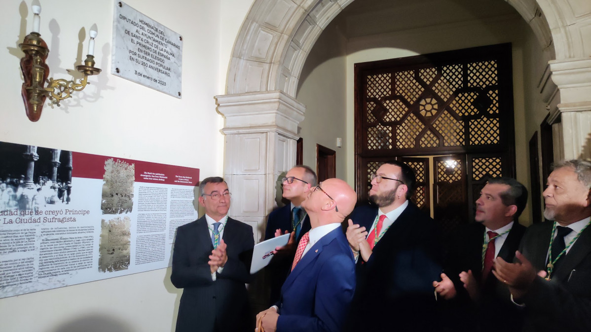 Foto Instante del momento de la placa conmemorativa 