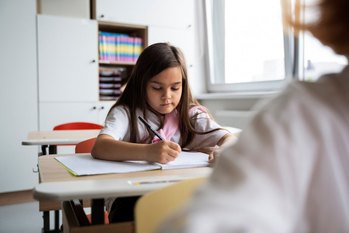 Estudiantes aprendiendo escuela su salon clases 23 2149511032 1
