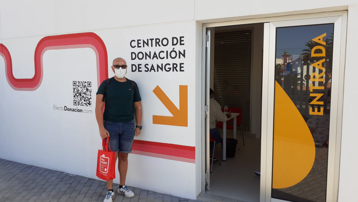 Donante de sangre del ICHH en el punto de donaciu00f3n de Vecindario