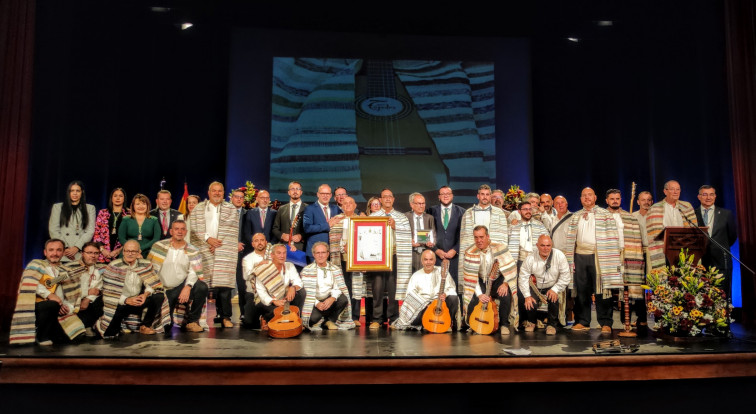 Foto de familia de Tajadre y la Corporación Municipal de Santa Cruz de La Palma