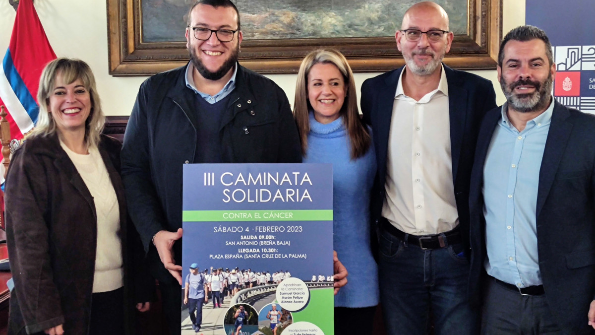 Foto familia tras la presentaciou0301n en rueda de prensa