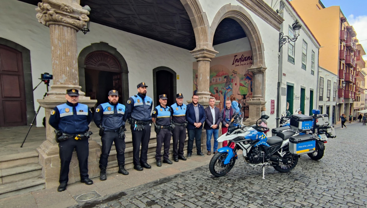 FOTO Presentaciou0301n nueva dotaciou0301n de vehiu0301culos motorizados y radar mou0301vil de la Policiu0301a Local de Santa Cruz de La Palma