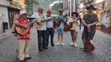 Foto Participación popular en el Desfile de Los Embajadores