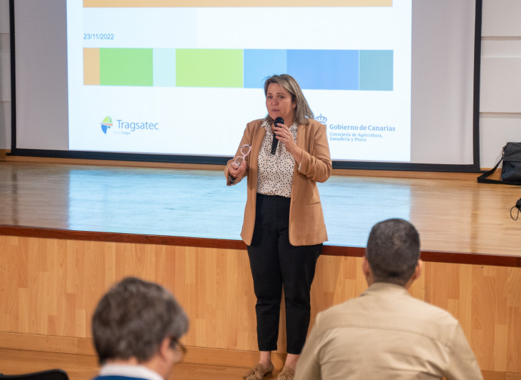 La consejera Alicia Vanoostende durante una reunión informativa para explicar el decreto de concentración parcelaria a los afectados