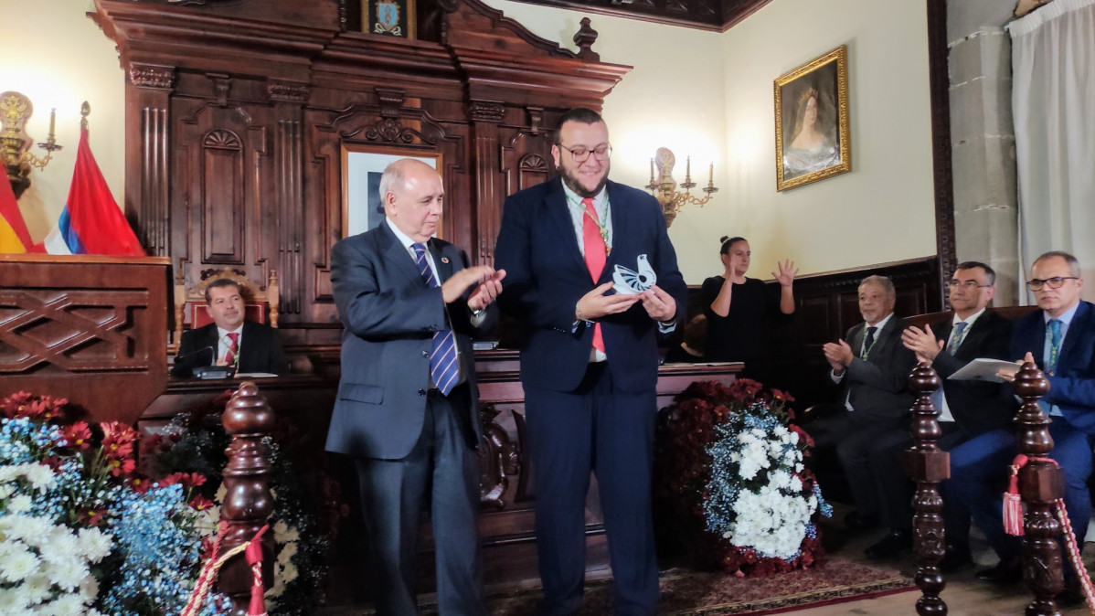 FOTO El secretario general de la FEMP hace entrega al alcalde de Santa Cruz de La Palma de un obsequio