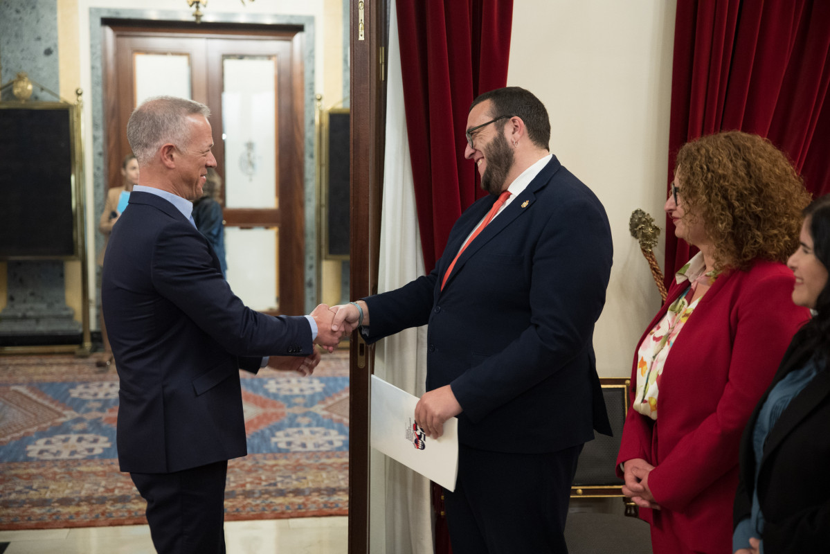 1 El presidente del Senado saluda al alcalde de Santa Cruz de La Palma