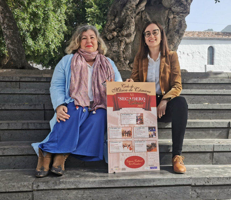La concejal de Cultura, Charo González junto a la secretaria del conservatorio de música, María Lorenzo