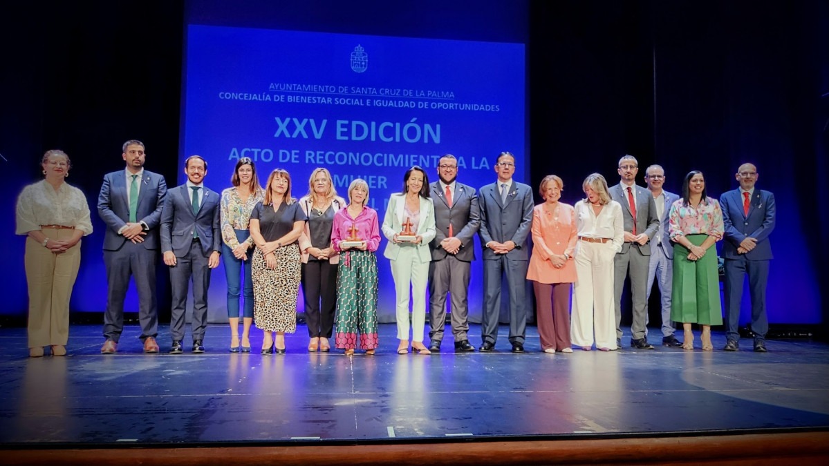 Foto de familia de las premiadas y autoridades Mujer Destacada 2023 de Santa Cruz de La Palma