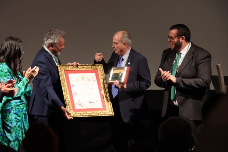FOTO Instante entrega de la medalla. Autor José Ayut