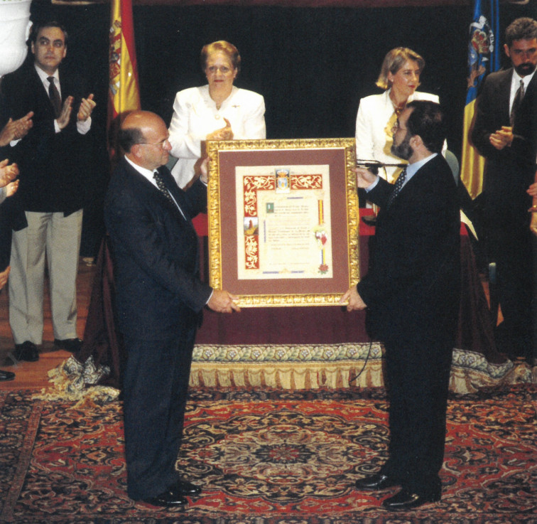 Imagen de archivo entrega Medalla de la Ciudad recogida por Víctor González
