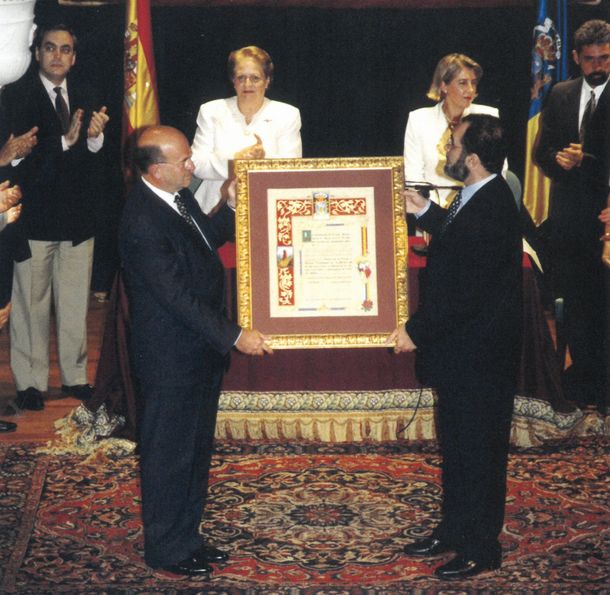 Imagen de archivo entrega Medalla de la Ciudad recogida por Viu0301ctor Gonzau0301lez