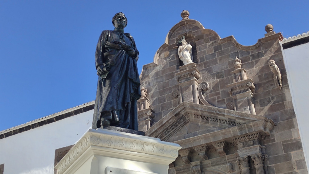 Foto 1 Finalizan los trabajos de restauraciu00f3n del padre Du00edaz en la plaza de Espau00f1a de Santa Cruz de La Palma
