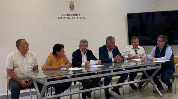 Miembros de la patronal palmera en su comparecencia en el Museo Contemporu00e1neo junto a representantes sindicales y de la CEOE Tenerife.