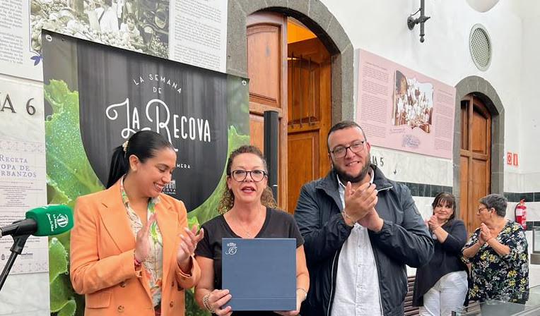 Foto 3 El alcalde de Santa Cruz de La Palma y la concejala de Turismo, Desarrollo Local y Mercado hicieron entrega de la placa conmemorativa