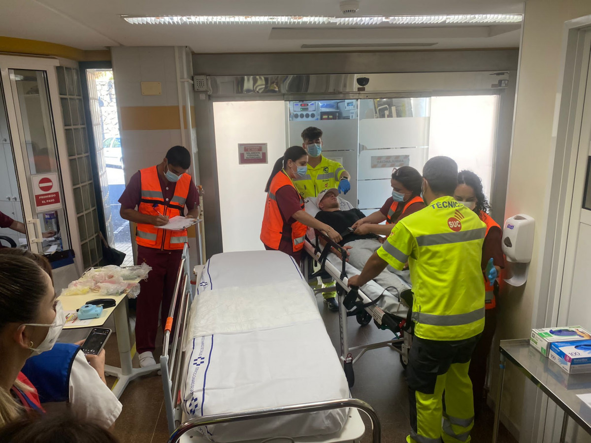 Llegada de un herido al Hospital Universitario de La Palma