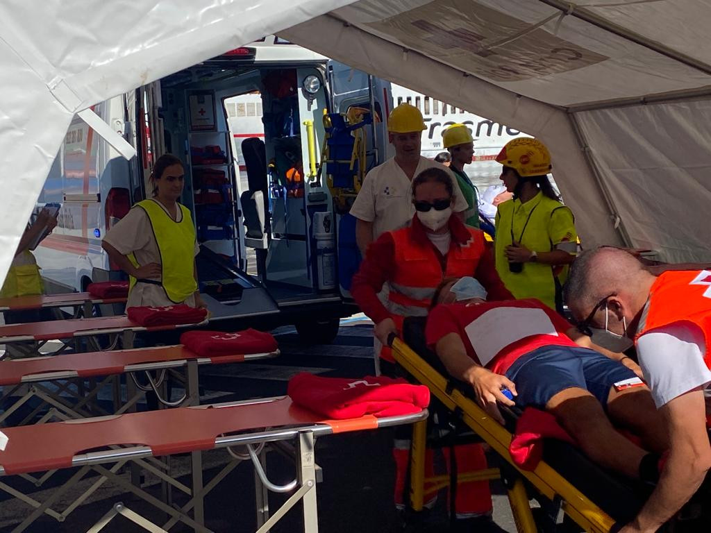 Traslado de un herido durante el simulacro