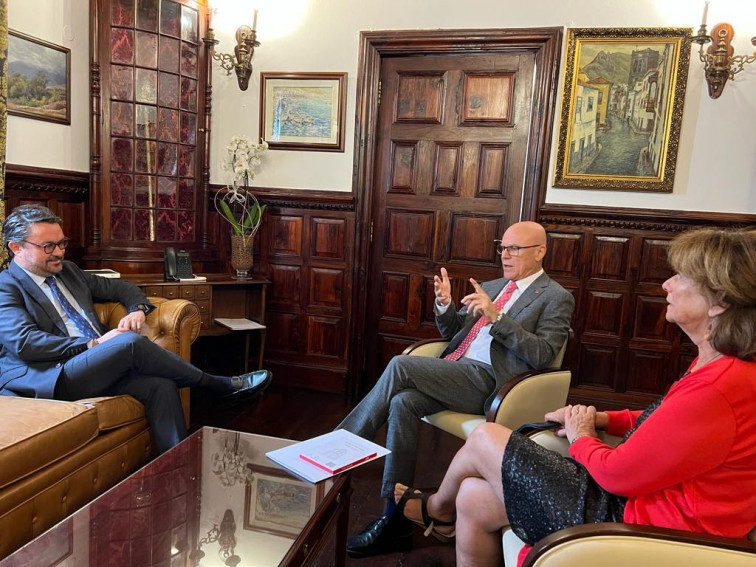 Foto Detalle del encuentro entre Asier Antona y los representantes de la Diputación del Común