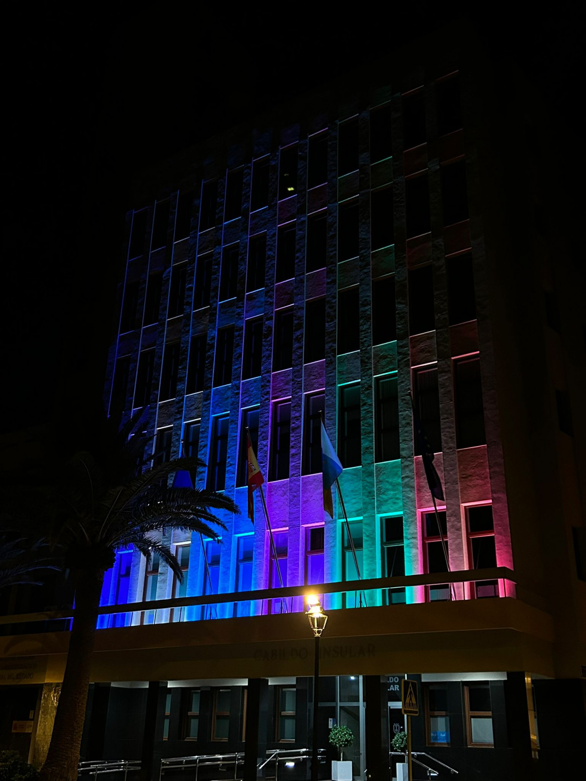 Cabildo iluminación LGTBIQ