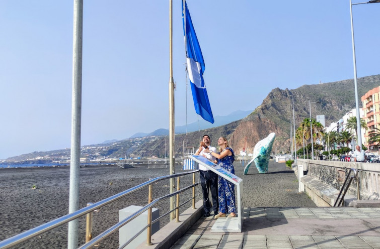 Foto Instante del izado de la Bandera Azul para la playa de Santa Cruz de La Palma