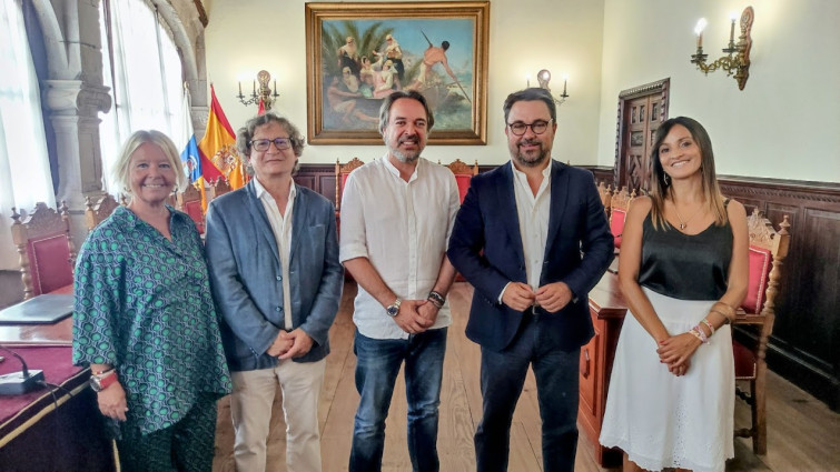 Foto Representantes del ayuntamiento y la Real Sociedad la Cosmológica