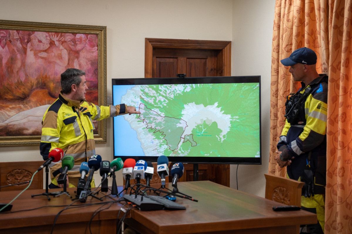 Director de extinciu00f3n en rueda de prensa 14 horas