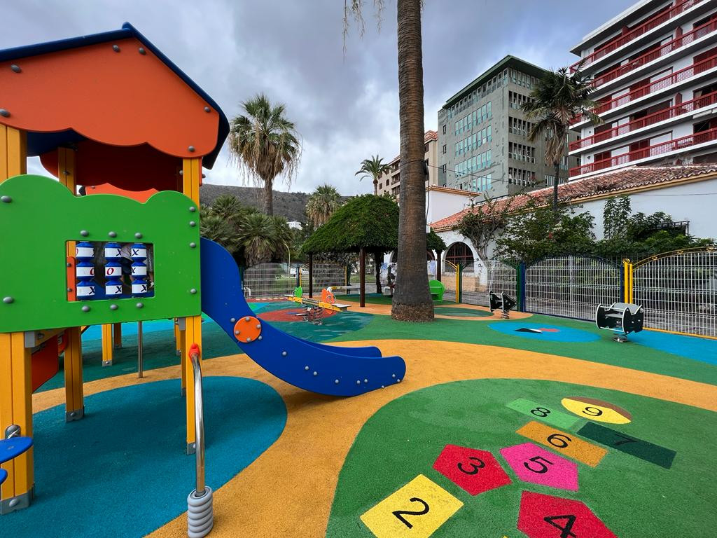 Foto 5 Detalle del parque infantil de la cu00e1sa del Cu00e9sped