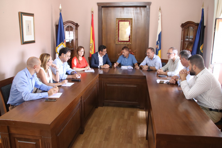 Reunión en Fuencaliente con consejero de OOPP
