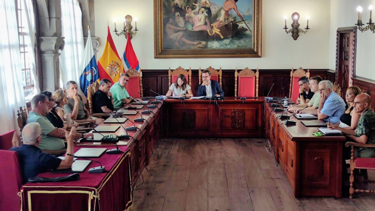 Foto Instante durante la reunión con una representación del sector hotelero