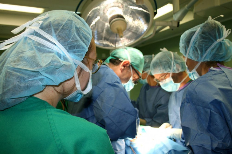 10oct FOTO Los especialistas y médicos internos residentes de La Candelaria se forman en un curso sobre cirugía endocrina avalado por la AEC e1570707262206