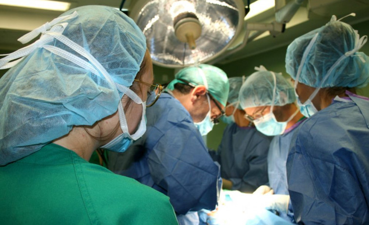 10oct FOTO Los especialistas y médicos internos residentes de La Candelaria se forman en un curso sobre cirugía endocrina avalado por la AEC e1570707262206
