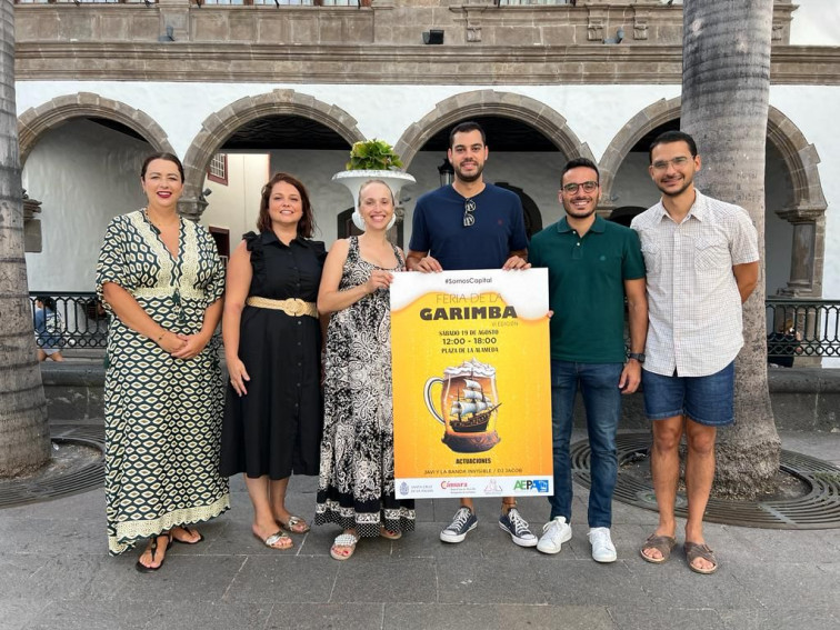 160823 Representantes del Consistorio capitalino junto a David San José Pérez, diseñador del cartel de la VI Feria de la Garimba