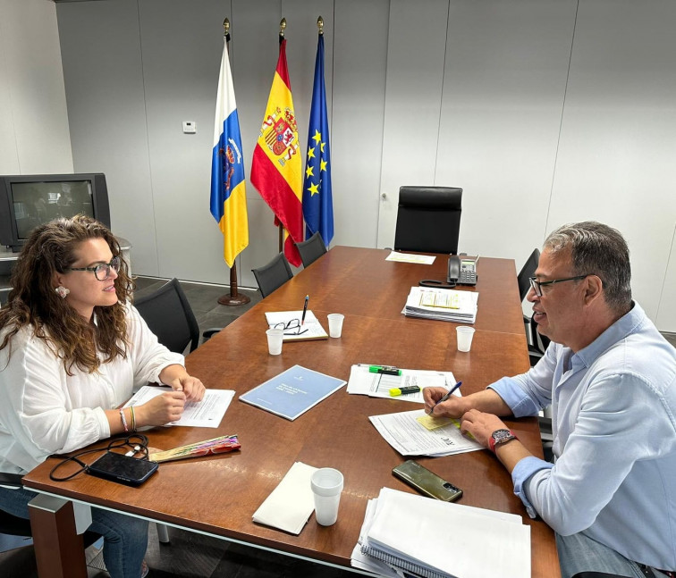 210823 Yéssica Pérez y Antonio Ortega reunidos en las oficinas del ICAVI en Gran Canara