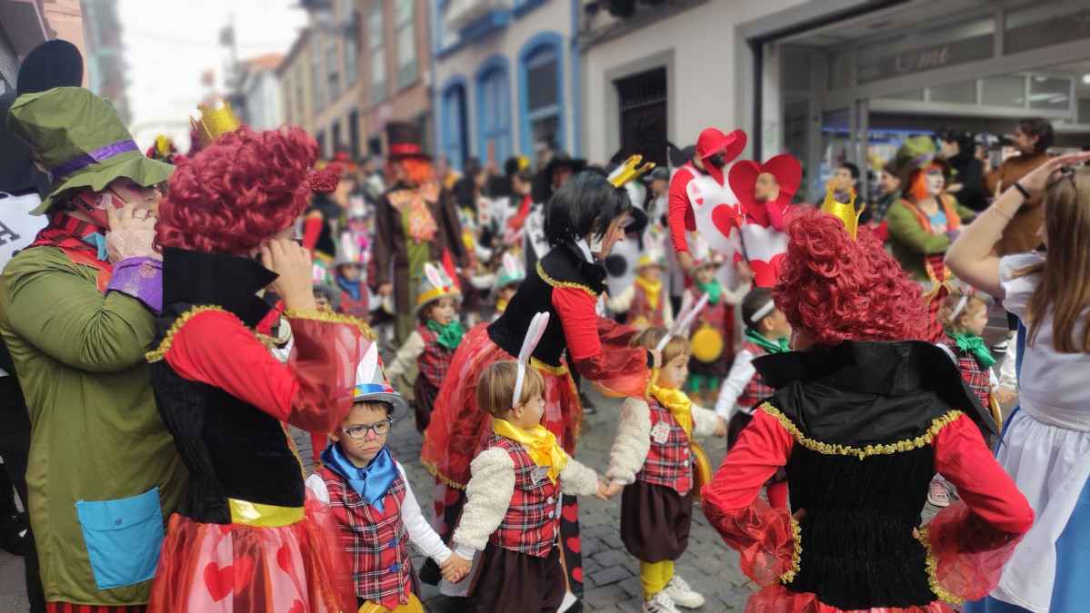 Foto detalle de la cabalgata anunciadora de colegios del carnaval 2023 en Santa Cruz de la Palma