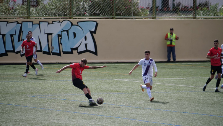 Maxi golpea el balón