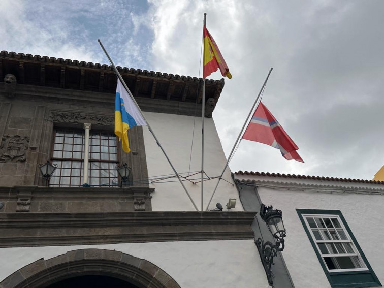 Foto banderas a media asta