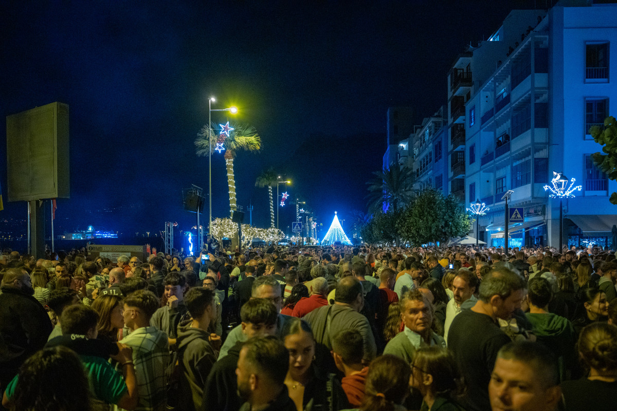 Foto 2 Numeroso público se dio cita en Santa Cruz de La Palma para dar la bienvenida a la Navidad