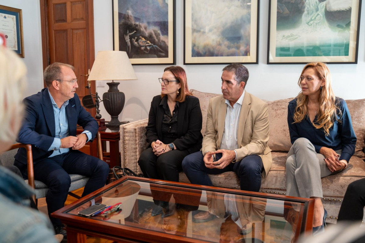 Presidente del Cabildo La Palma, Sergio Rodru00edguez, y la consejera de Bienestar Social