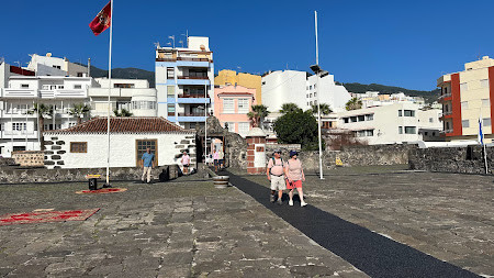 Foto cruceristas visitando el interior del Castillo de Santa Catalina