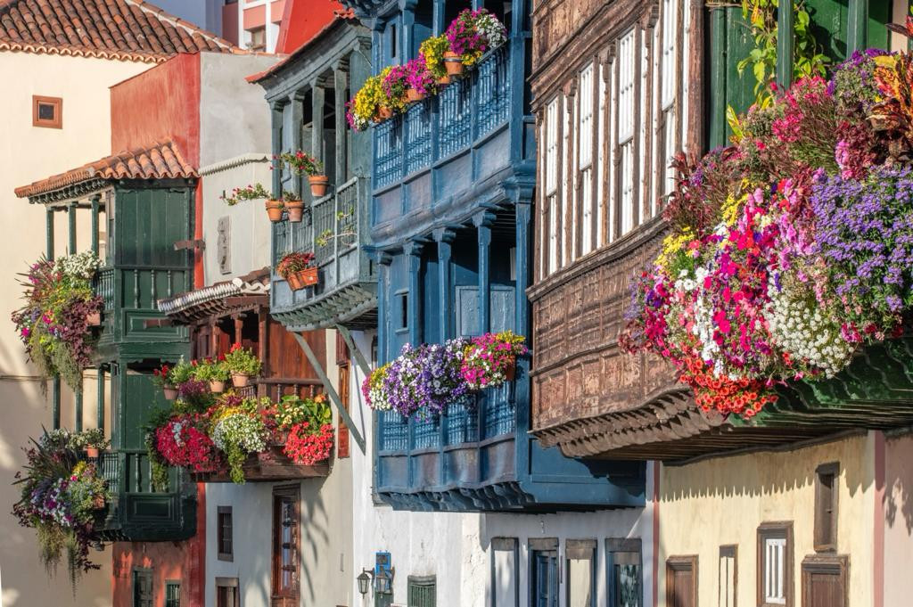 Foto Detalle balcones de flores de la avenida Marítima de Santa Cruz de La Palma