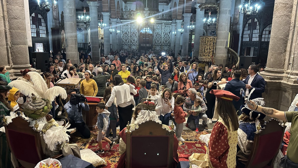 Foto Niu00f1os y niu00f1as entregan sus cartas a Melchor, Gaspar y Baltasar tras la entrega de la llave mu00e1gica de Santa Cruz de La Palma