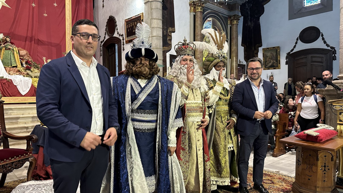 FOTO SSMM los Reyes Magos con Raico Arrocha izq y Asier Antona drch