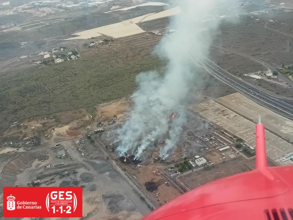 140124 situaciu00f3n del incendio en la planta de compostaje  (2)